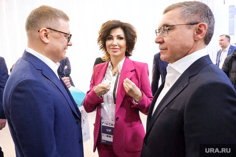    Владимир Якушев и Алексей Текслер решили не играть в настольный хоккей в павильоне Челябинской области