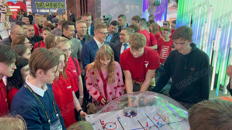    Настольный хоккей пользовался большим вниманием в павильоне Челябинской области