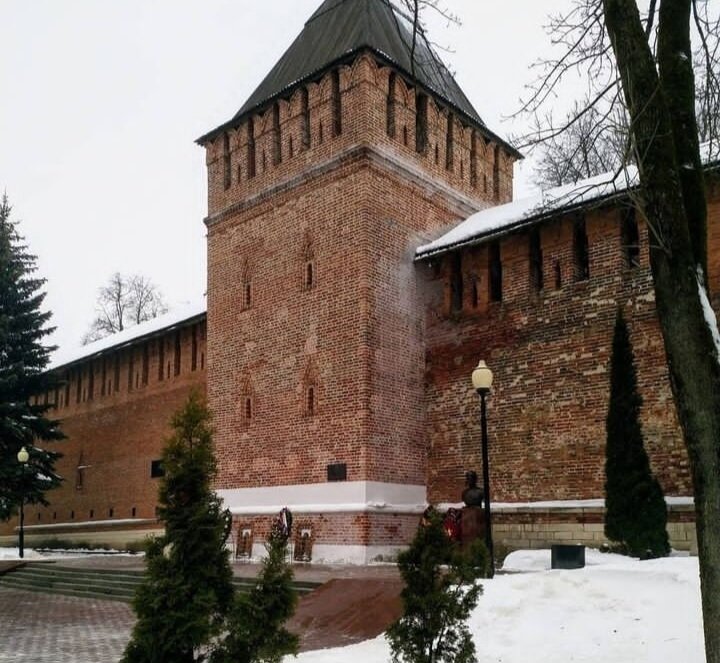 Крепостной стена и башня...