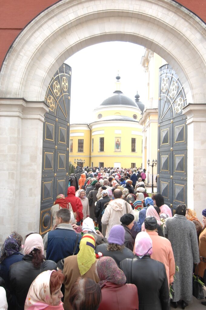 Очередь к святой блаженной Матронушке в Покровском монастыре