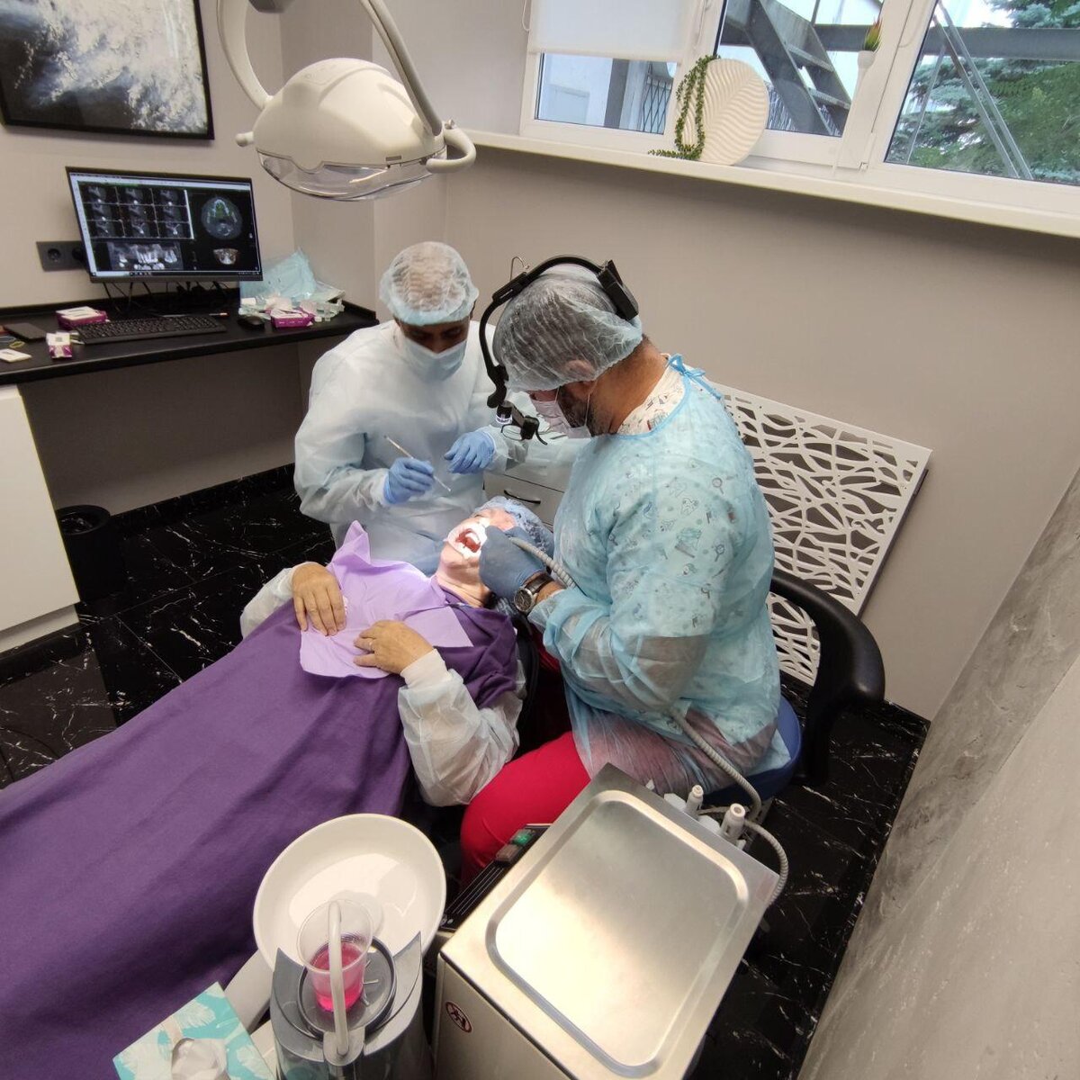 В нашей клинике мы предлагаем услуги по восстановлению здоровья зубов при повышенной истираемости