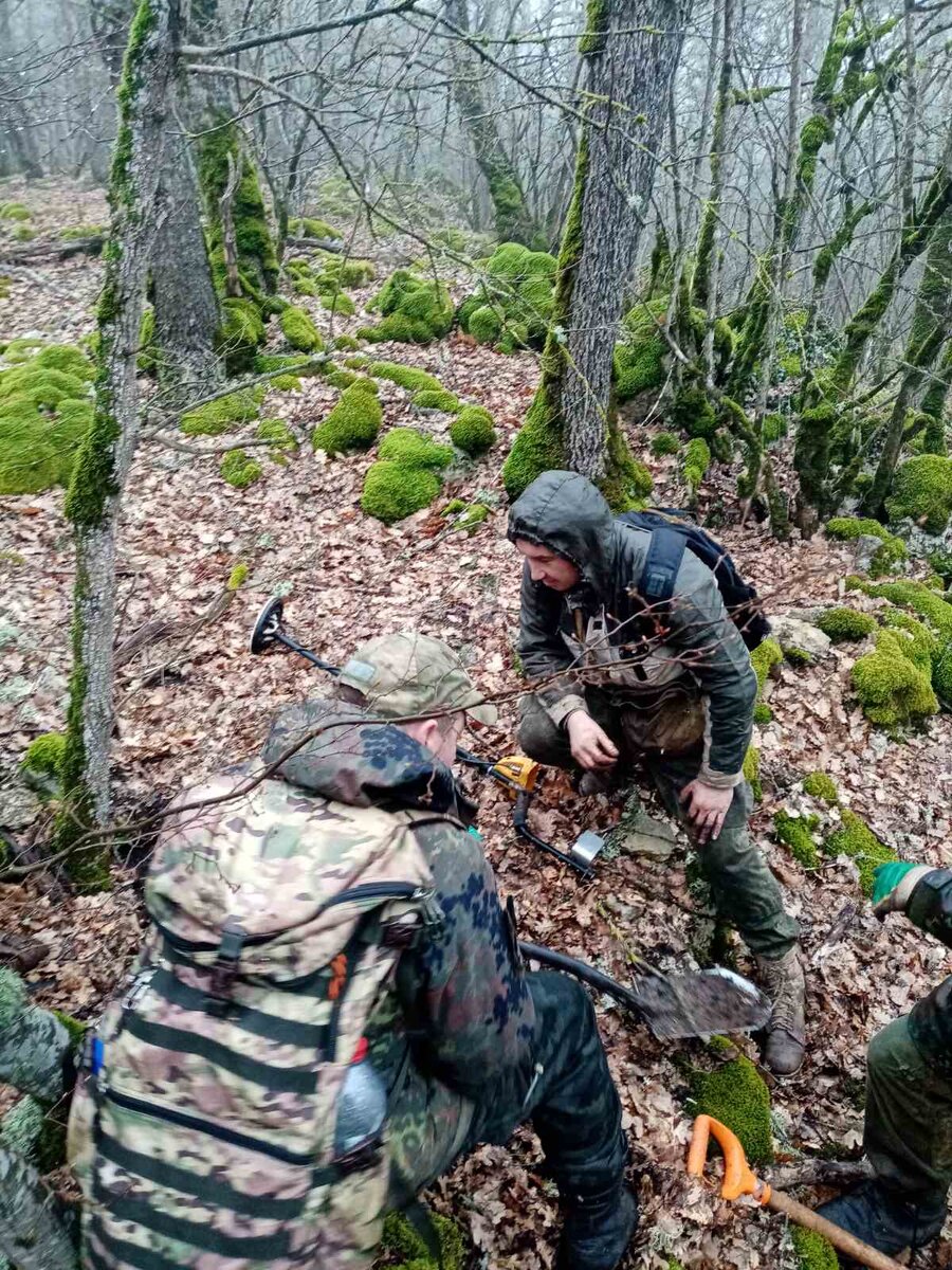 поисковая группа в крымских лесах в ооочень дождливую погоду