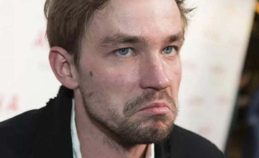 Александр петров 2025 фото Как упавший на голову кирпич изменил судьбу Саши Петрова и почему актер № 1 разд