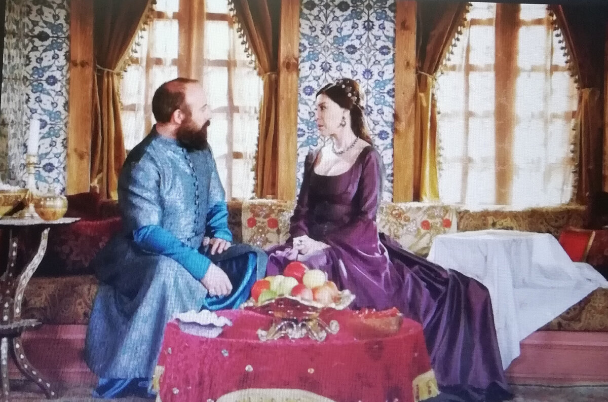 Валиде-султан рассказывает повелителю последние новости