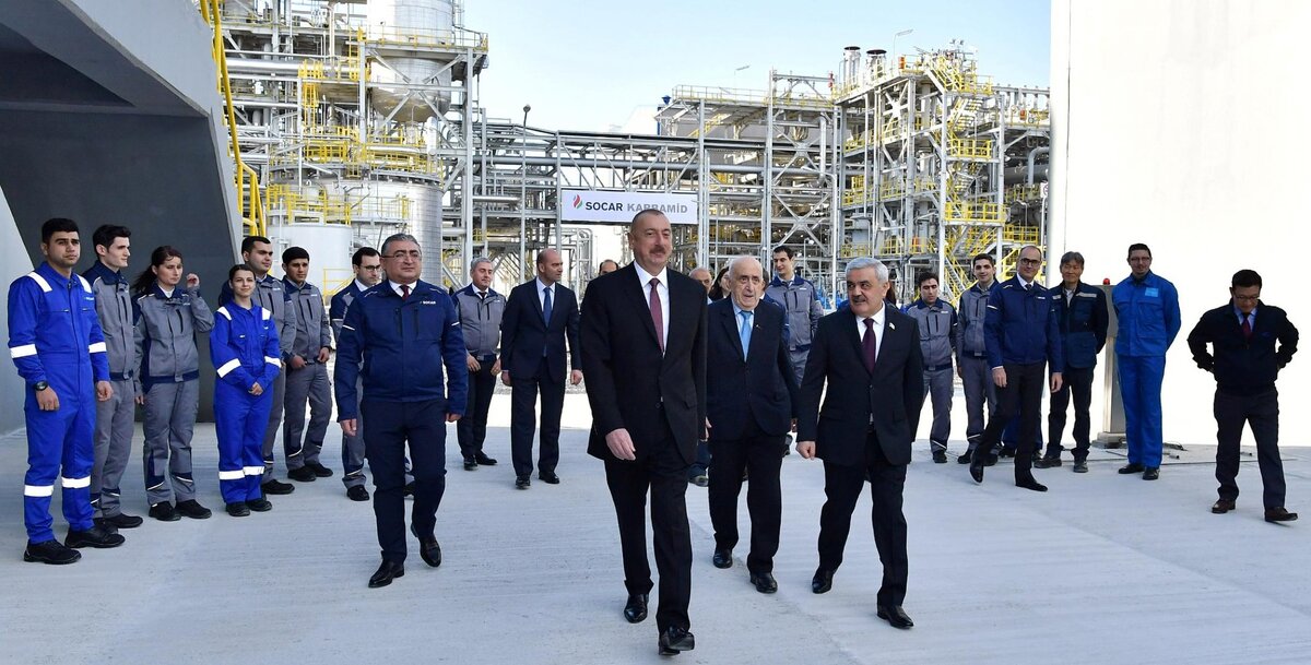 29 октября правительство Израиля объявило о победе Государственной нефтяной компании Азербайджана (SOCAR) в тендере на разведку газа в исключительной экономической зоне Израиля в Средиземном море.-7