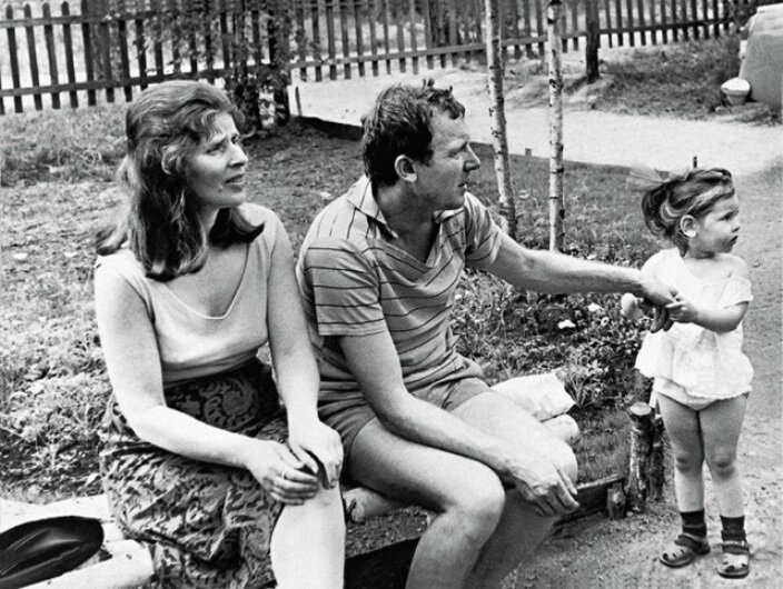 Примерно месяц назад на канале «CINEMA» была опубликована подборка фотографий советских киноактёров с детьми Старые советские фотографии обычно вызывают живой интерес у читателей, но в тот раз был...-2