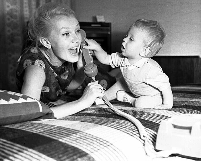 Примерно месяц назад на канале «CINEMA» была опубликована подборка фотографий советских киноактёров с детьми Старые советские фотографии обычно вызывают живой интерес у читателей, но в тот раз был...-17