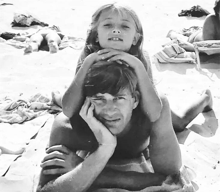 Примерно месяц назад на канале «CINEMA» была опубликована подборка фотографий советских киноактёров с детьми Старые советские фотографии обычно вызывают живой интерес у читателей, но в тот раз был...-22