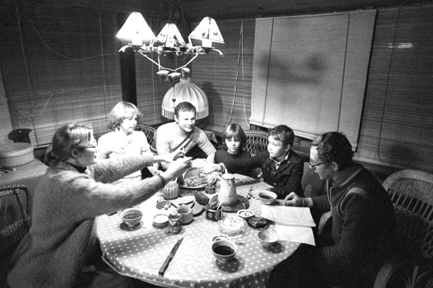 Примерно месяц назад на канале «CINEMA» была опубликована подборка фотографий советских киноактёров с детьми Старые советские фотографии обычно вызывают живой интерес у читателей, но в тот раз был...-23