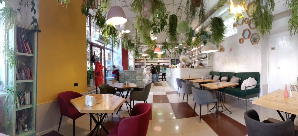 Уютное запрещеннограммное местечко, для местных дороговатое и не прям любимое, но на TripAdvisor в топе по завтракам. Подробнее — в посте про еду в Гюмри, ссылка ниже