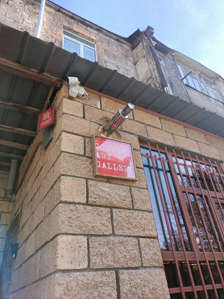 Никакой более заметной рекламы, никаких указателей нет. Найдет тот, кому правда интересно