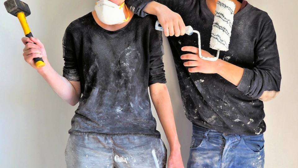 Когда управляющая компания должна оплатить собственнику уборку и ремонт квартиры: новые решения судов