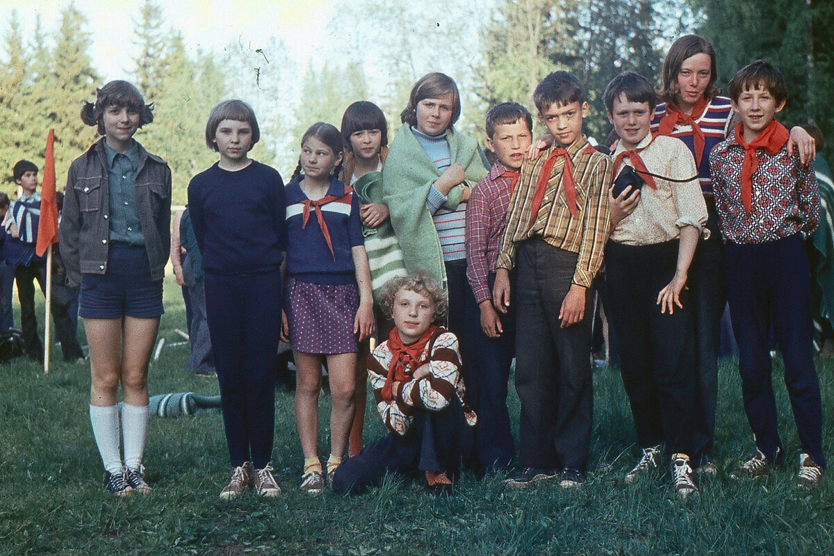 Советское фото 1980. Пионерлагерь Пионерский лагерь СССР. Пионер лагерь в 90е года Москва. Детство СССР пионерлагерь. Лица Советской эпохи. Пионерский лагерь.