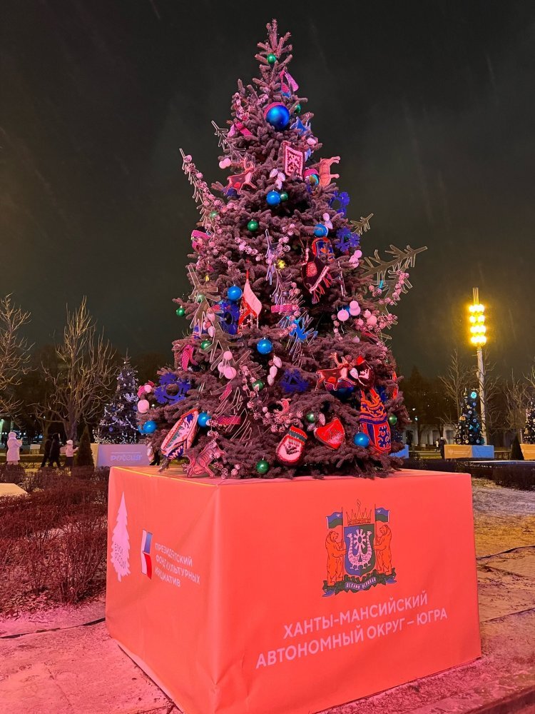    На аллее елок России в Москве югорская красавица украшена шишками и маленькими оленями