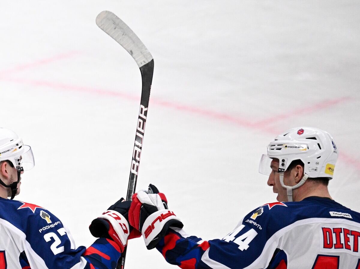    Игроки ПХК ЦСКА Максим Соркин и Даррен Диц © РИА Новости / Алексей Филиппов