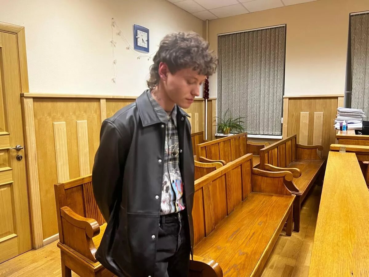 На фото: певец Шарлот в суде