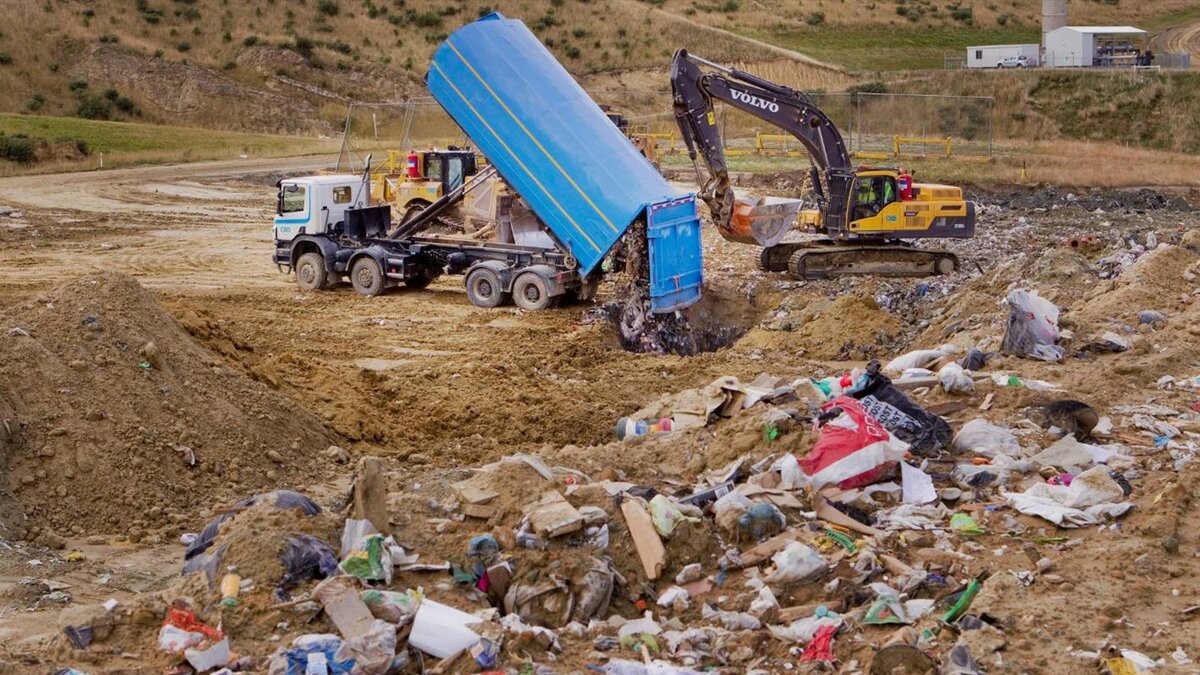 Вывоз грунта с погрузкой. Вывоз грунта с погрузкой. Разработка котлована. Куда вывезти грунт. Вывоз грунта.