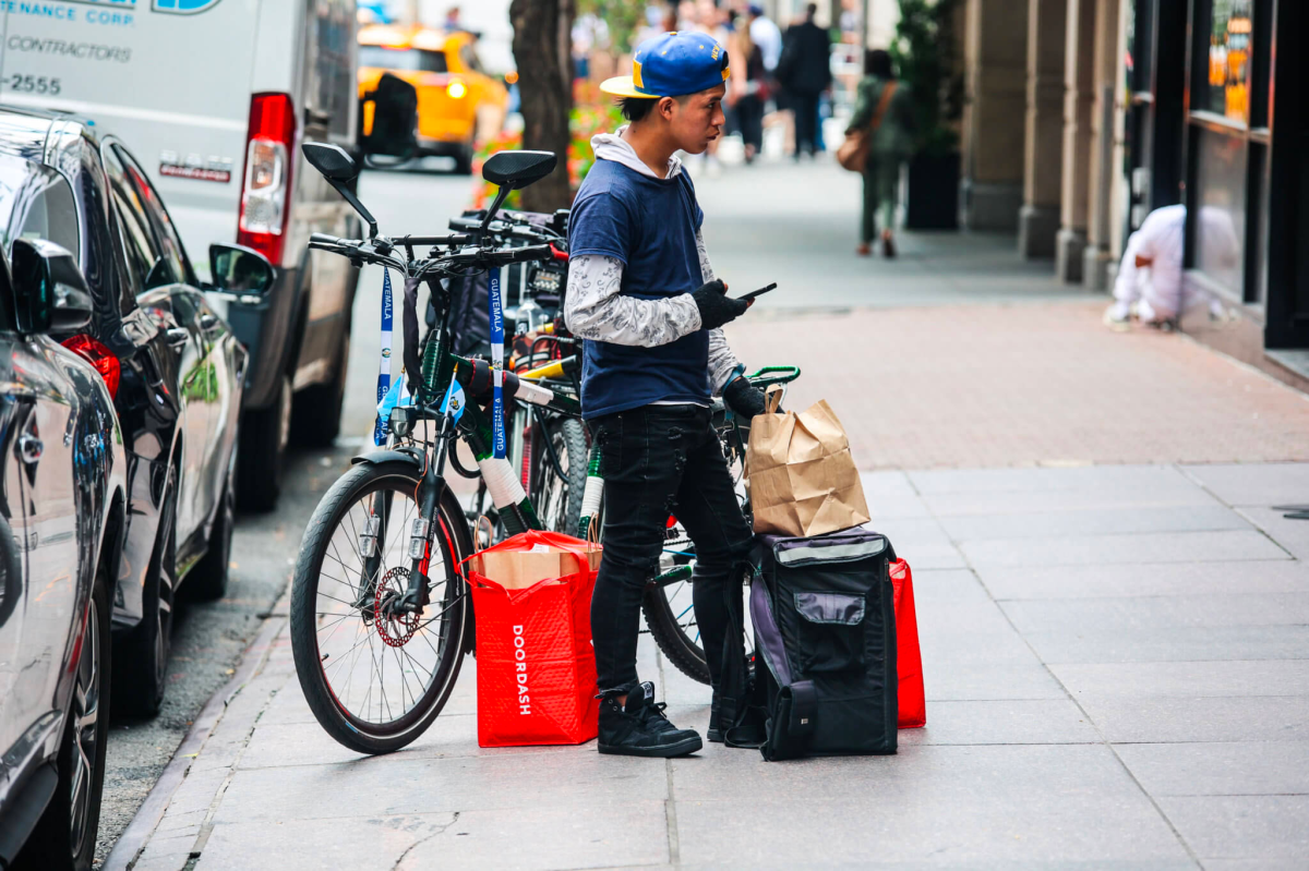 Раотник доставки в Нью-Йорке. Фото: Adrian Childress.