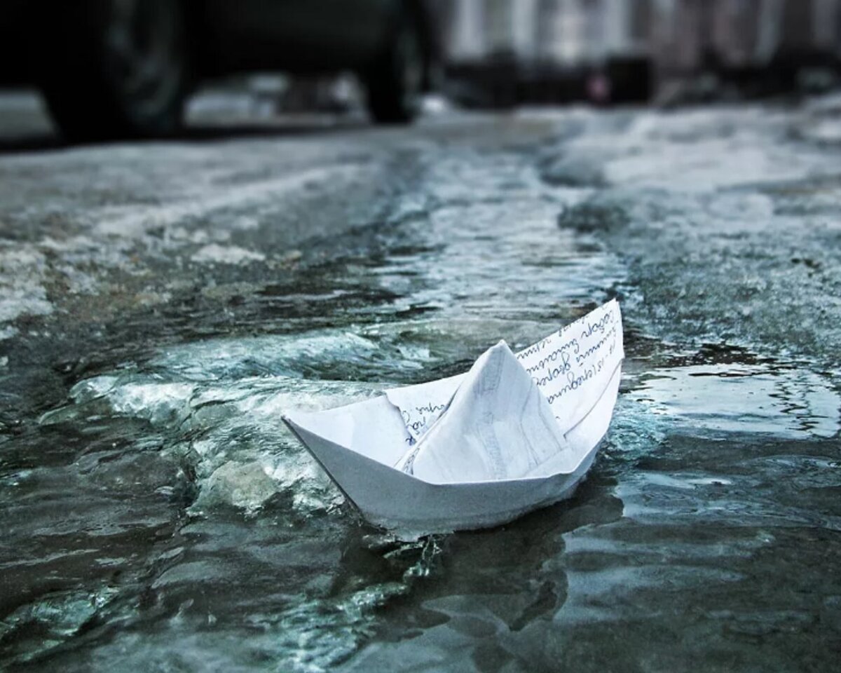Бумажный кораблик плывет. Бумажный кораблик. Кораблик в ручейке. Бумажный кораблик в ручье.