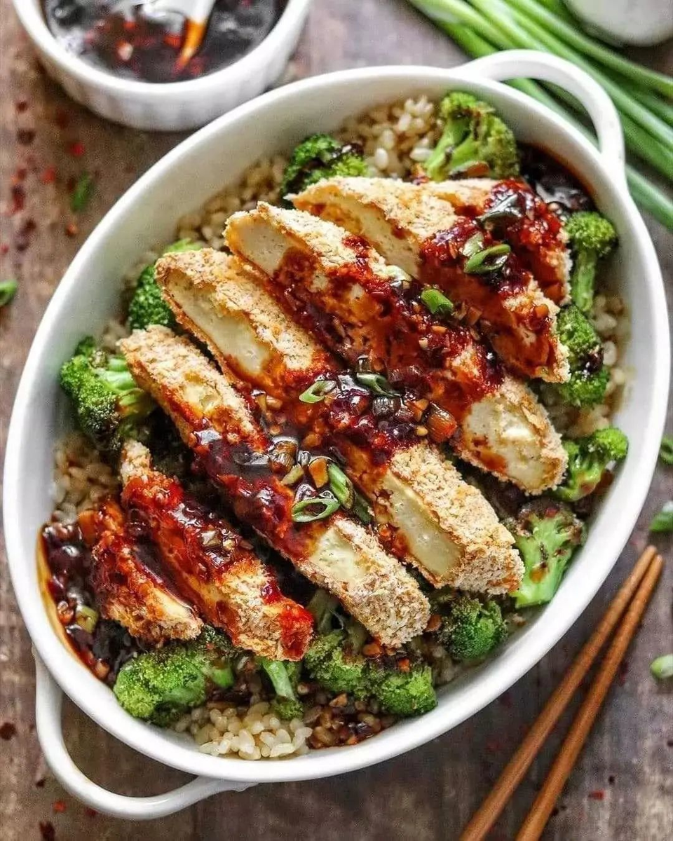 Тофу в панировке с острым соусом из чеснока и зеленого лука 