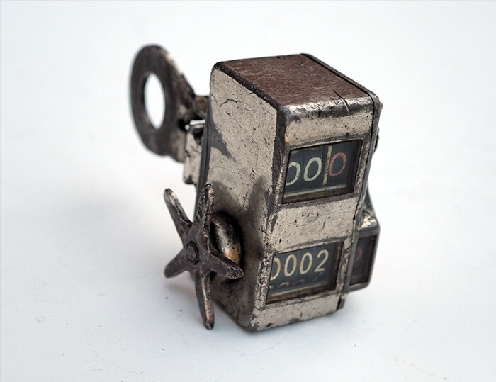 Велосипедный одометр (циклометр) модели Veeder Tripp со счетчиком дневного пробега, раннего выпуска начала 1900-х годов. Из коллекции Веломузея Андрея Мятиева.