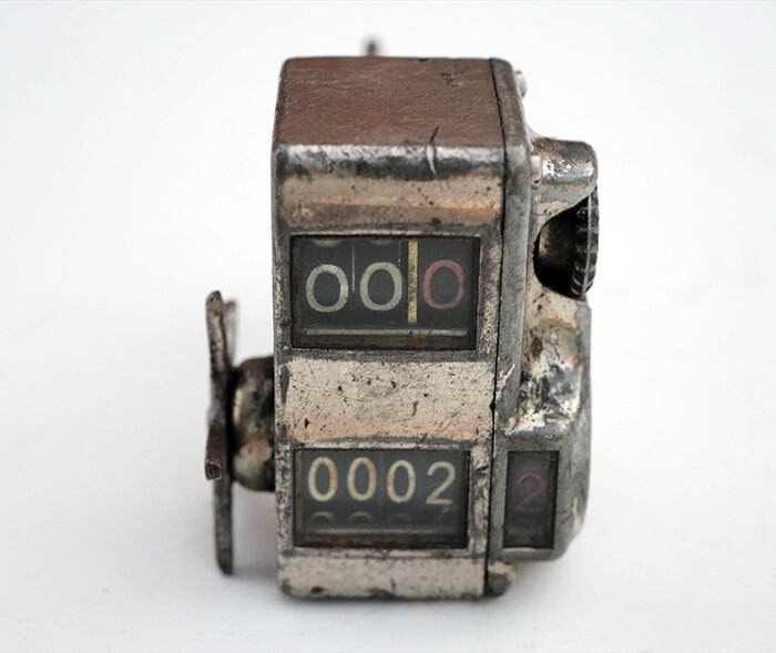 Велосипедный одометр (циклометр) модели Veeder Tripp со счетчиком дневного пробега, раннего выпуска начала 1900-х годов. Из коллекции Веломузея Андрея Мятиева.