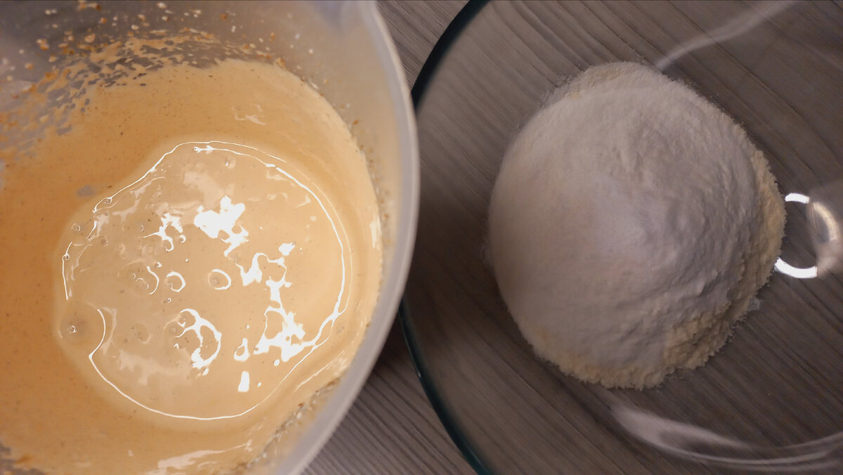 В одной чаше мука двух видов в другой взбитая аквафаба с сахаром.