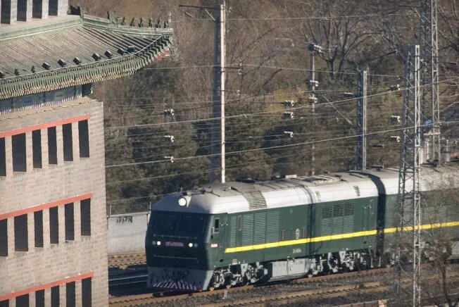 Зелёный состав с жёлтой полосой - личный бронепоезд лидера Северной Кореи. 👉👉👉