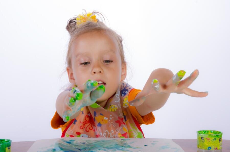    Когда учить ребенка рисовать? Пальчиковые краски, акварель, гуашь Фото: Depositphotos