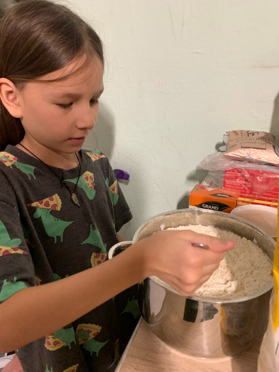 Помогает замешивать тесто 