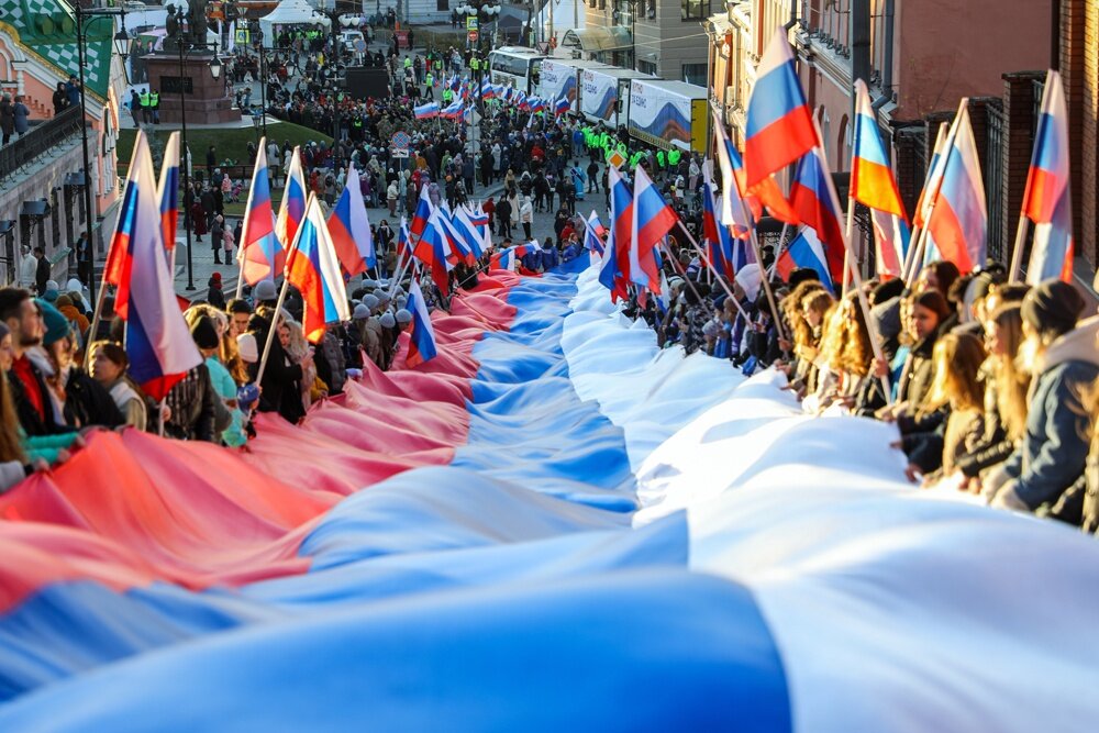    Граждане считают важным поддержать свое государство. Триколор как его символ - тоже. / Фото: Георгий Поветкин / ТАСС