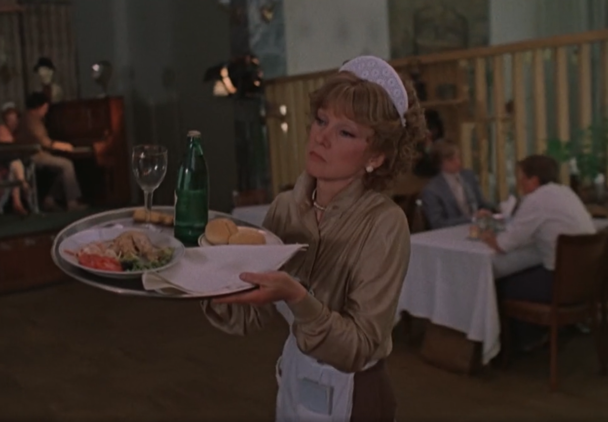 Буфетчица Вера подает диетическую курицу с овощами   Кадр из фильма "Вокзал для двоих"