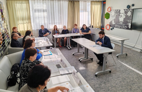    На вопросы жюри отвечает молодой директор гимназии №12 города Тюмени Максим ТРИФОНОВ