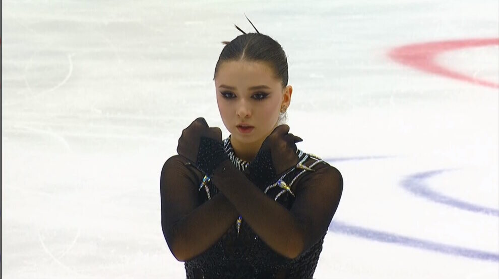    Камила Валиева перед началом произвольной программы на этапе Гран-При России в Казани. Фото: стоп-кадр прямого эфира «Первого канала».