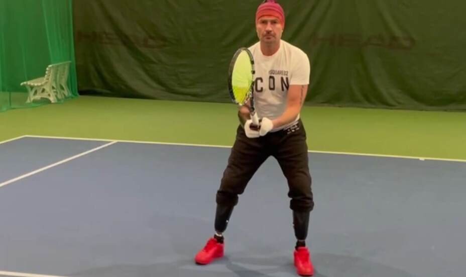    Роман Костомаров заново учится играть в теннис. Фото: Соцсети