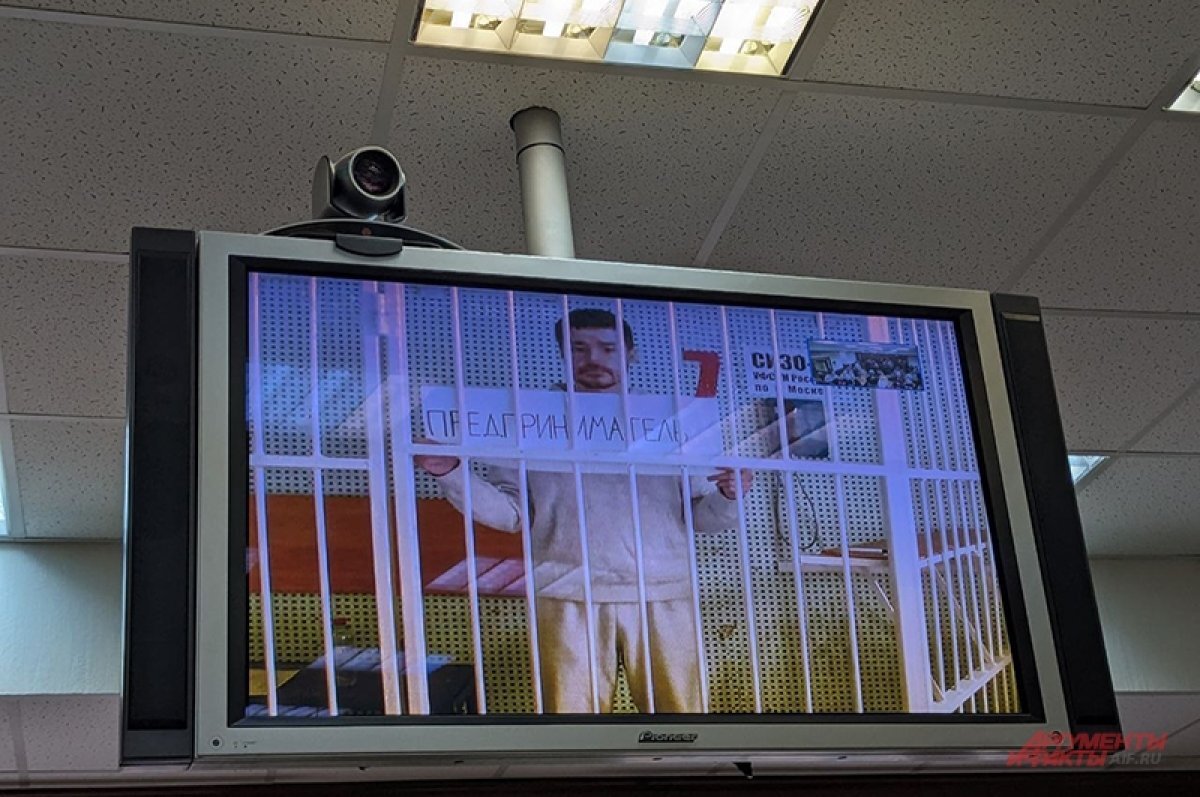    Аяз присутствовал на суде по видеосвязи и с плакатом.