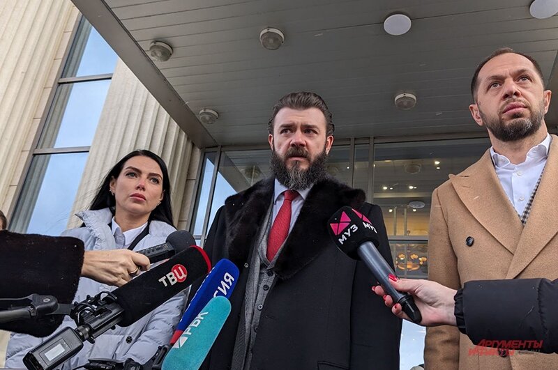    Адвокат Аяза Никита Апаликов — в центре. Фото:  АиФ/ Елена Краснова