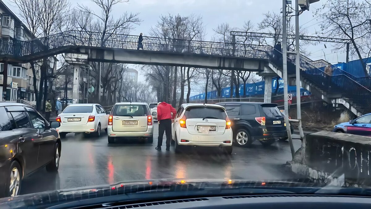     Очередной городское утро жители проводят в пробке. ДТП на ровном месте заблокировало трафиковую дорогу.