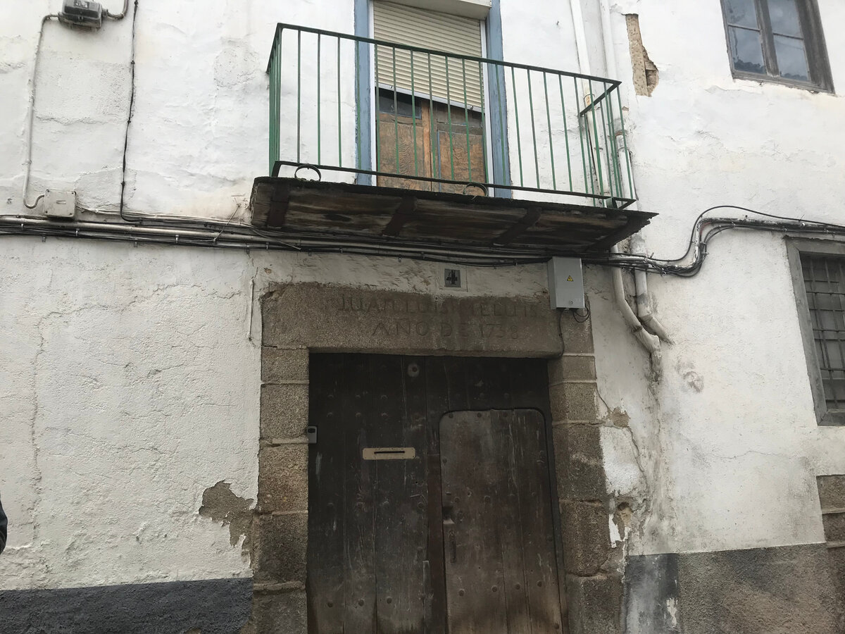 Вот так выглядит вход в дом Марко. Над дверью год постройки - 1738