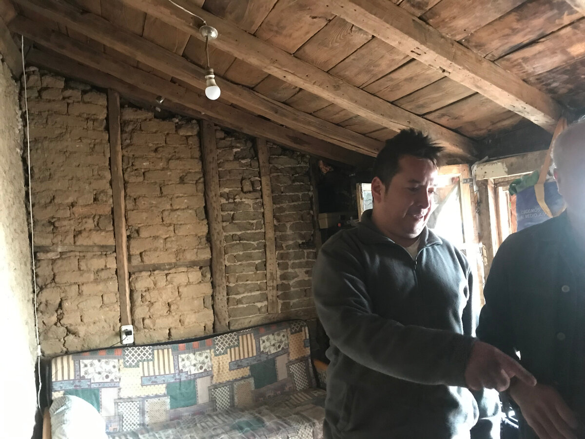 Это сам Марко на фоне приведенных им в порядок стены и потолка