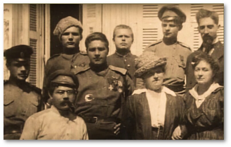 В верхнем ряду (в папахе) - Георгиевский кавалер Родион Малиновский