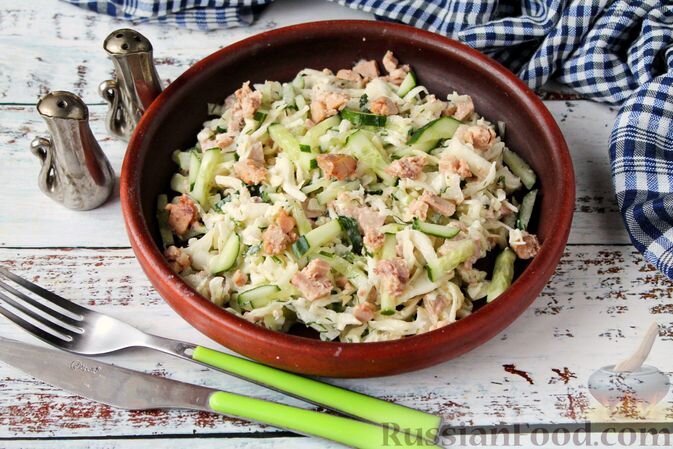 капуста белокочанная, печень трески, огурцы, майонез, зелень укропа, соль