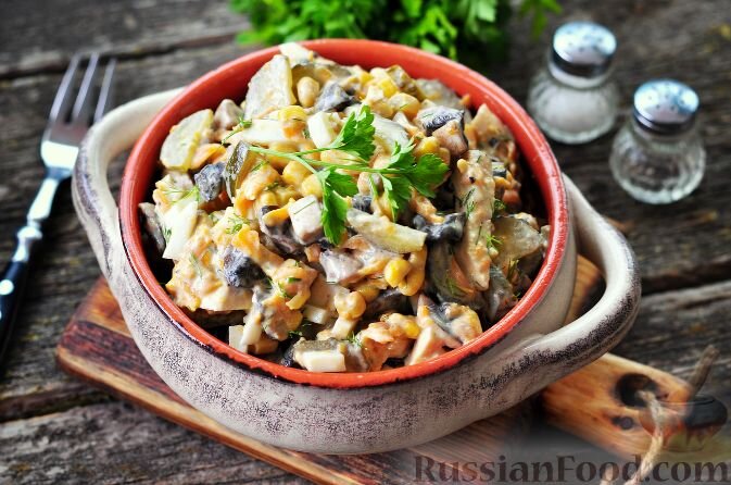 куриная грудка, морковь, кукуруза консервированная, шампиньоны, огурцы маринованные, яйца, майонез, масло растительное, соль, перец чёрный молотый, чеснок, зелень