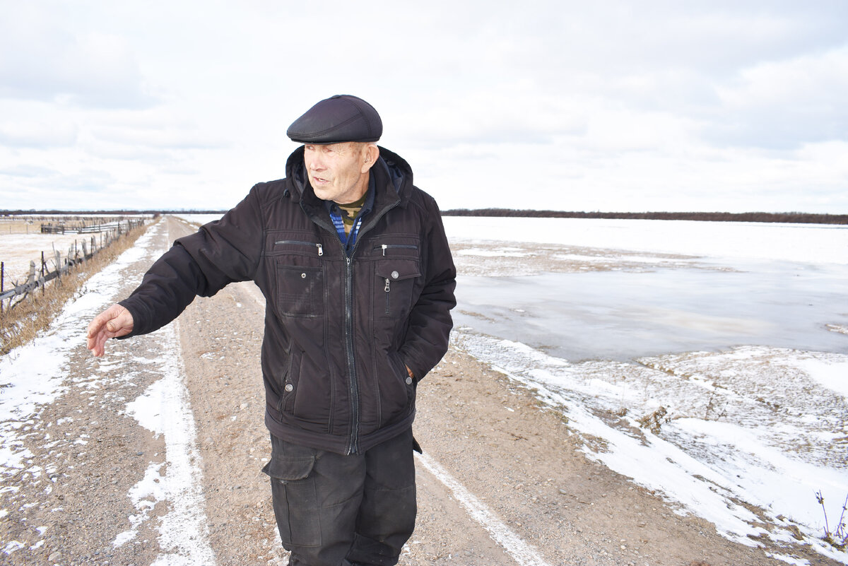 Анатолий Мошев: «Село Чертовкино шло улицей к реке, и дамба, на которой я стою, делила его на две части». 
