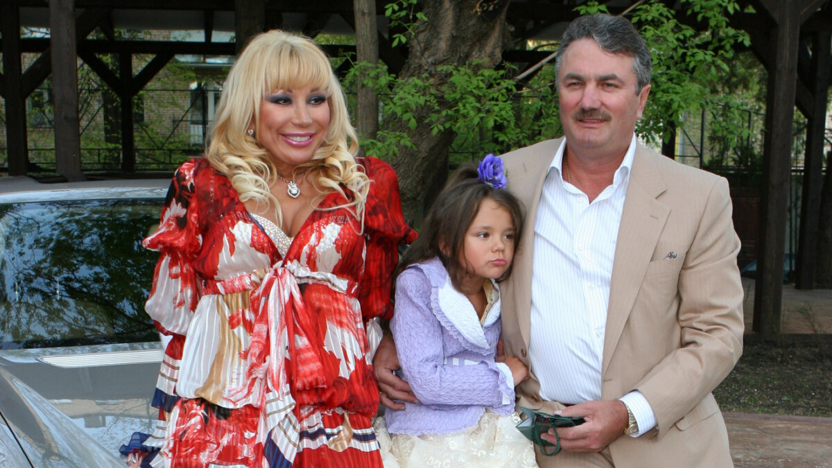 Родилась Мария Захарова 8 сентября 2000 года в Москве. Мать девушки – известная певица Маша Распутина. Мария выбрала жизнь вдали от шоу-бизнеса, она не захотела идти по стопам матери.-2
