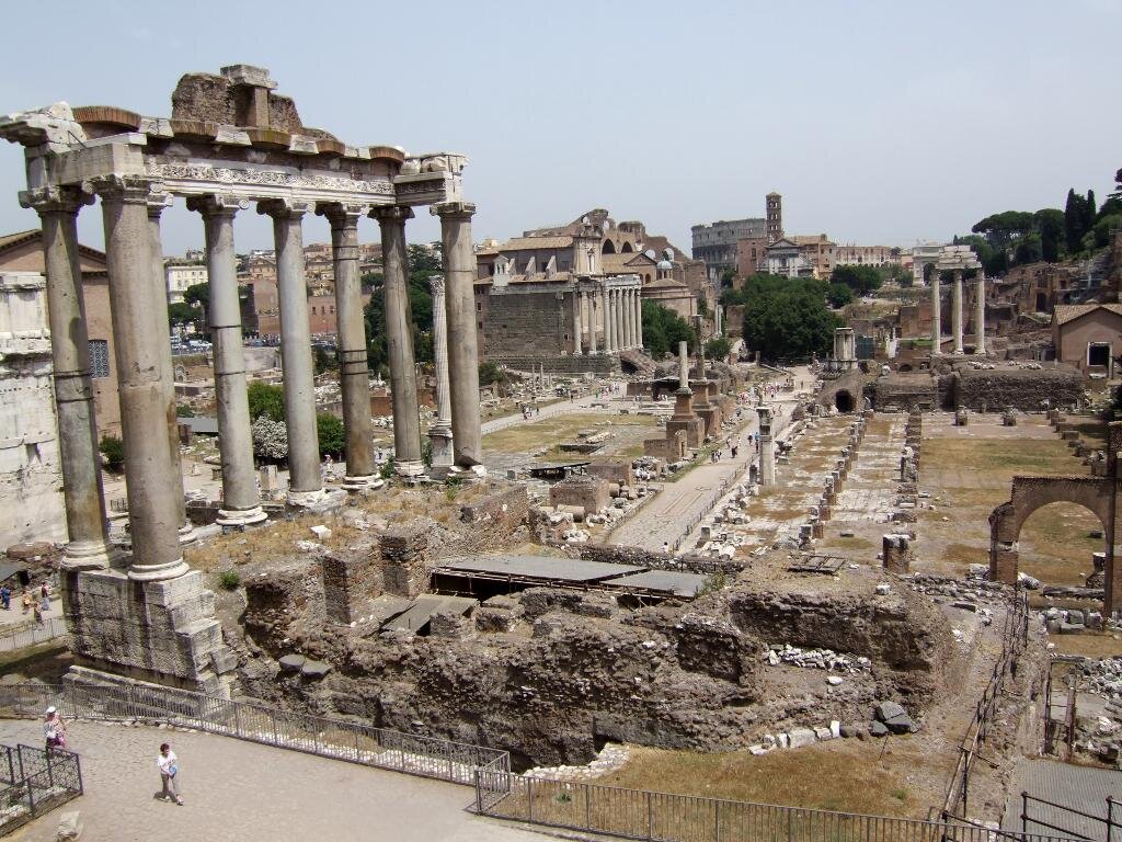 Древний рим сейчас. Руины Капитолия Рим. Циркус Рим развалины. Италия храм Сатурна. Развалины форума в Риме.