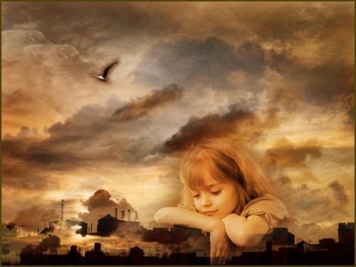 
Клавка бежала с гулянки по знакомой щербатой улке, между рядами коммунальных двухэтажных домишек, и, вытягивая шею, пыталась углядеть огонь в своем окошке. Улица спускалась прямо к речке, и там, за речкой, в трубах клейзавода уже чуть розовело, просыпалось солнце.
Света в окне не было. На дощатой двери висел замок. Клавка загнула дерюжку, разброшенную на крыльце, схватила ключ и суетливо стала тыкать им в скважину.
Включенный свет успокоил, расслабил её: Сонька спала в своей деревянной тележке. Черненькая головка низко склонилась к животу, к сложенным вечным калачиком ногам; одна ручонка безвольно свесилась через край тележки, а другая сжимала похожую на сосиску марлевую «дулю» с намятым хлебным мякишем.

Клавку разбудили занудливые прикосновения к лицу пахнущих мочой ладошек.
- А-ка, ы-ысь! Ака, ы-ысь!- хрипучий голосок возвращал её к действительности. «Клавка, есть хочу!» - просила Сонька.
-Доча, давай капельку ещё… - полусонная Клавка попыталась прижать к себе девочку и начала качаться на панцирной сетке.
- А-ка, ы-ысь! – требовало живое существо, девять лет терзающее двадцатипятилетнюю Клавку. Оно появилось, как гром среди ясного неба, и, как гром, оказалось для нее наказанием божьим. Она с калекой-ребенком перебивалась на маленькую пенсию и всё не теряла надежды найти спутника жизни, хотя ради этого и приходилось бросать Соньку на старуху- соседку, а то и вовсе запирать одну.

В полдень Клавка выволокла тележку с Сонькой во двор, поставила её возле ограды на траву. На крыльцо вышла Ивановна и, не глядя на Клавку, стала копошиться у завалинки.
- Ивановна, ты что же вчера Соньку-то бросила?
Старуха, будто не слыша вопроса, проворчала:
-Всех кобелей-от не переберёшь…
- Не твое дело!
- А не моё – так и нечо пенять! Ох, отольются тебе Сонькины слёзки, прости Господи!..
За оградой с улицы показались чумазые ребячьи рожицы. Сонька увидела их и заплясала на тощих ягодичках, зарадовалась.
- А Сонька – дурра! – донеслось из-за ограды. – Сонька – дурра!
Клавка отогнала ребятню, закрыла калитку на вертушку и с ведрами и коромыслом пошла по воду на дальнюю улицу.
Равномерно поводя вправо и влево полными ведрами, она повернула на свою улку и столкнулась с Соколовой молодухой. «Клавка! Сильва-то Соньку покусала! – еле переводя от бега дух, выпалила та. Клавка сбросила коромысло, одно ведро упало на ногу, Клавка присела, потом побежала, прискакивая и хромая. Молодуха бежала следом и отрывисто рассказывала: «Мальчишки надразнили Сильву…калитку открыли… она тяпнула Соньку…вроде, не сильно…я за тобой побежала…»
Во дворе возле Соньки сидела Ивановна:
-Матушка моя, безвинная головушка, ангел небесный, -приговаривала старуха, гладя Соньку по волосам. –Ишь она, рыка, вот мы её палкой – не кусай Соне рученьку!
Клавка подбежала, схватила Соньку на руки. Сонькины скрюченные ножки обвисли, и со стороны казалось, что Клавка прижимает к себе большого лягушонка с человеческой головой.

В середине лета вернулся из тюрьмы старший сын Соколовых, Олег. Отмечали встречу шумно, на всю улицу. Вечером к Клавке прибежала Соколиха- младшая. «Клав, айда к нам, свекруха за тобой послала с Олежкой познакомить». Клавка в это время мазала Соньке пролежни, та лежала у неё на коленях вниз лицом и смиренно поскуливала.
-Соньку бы мне усыпить…
-Да ты Ивановне стукни!
Клавка стукнула два раза кулаком в смежную стену. Через минуту в двери вошла старуха:
-Торкалась ли, что ли? Али поблазнилось мне?
Ивановна, посиди с Сонькой! Я ненадолго к соседям, посидеть, - заискивающе попросила Клавка. Бабка покачала головой, махнула безнадежно рукой в сторону Клавки и села на табуретку возле Сонькиной тележки. Девочка стала трогать пуговицы на её кофте. Ивановна взяла Сонькину ладошку, и прихлопывая по ней своею, стала приговаривать: «Скок-скок, топоток, маленький воробушок

Олег стал ходить к Клавке. В промежутках между зажиманиями он вдруг вспоминал, что в комнате есть ещё кто-то, садился на табуретку и, чтобы привлечь внимание Соньки, занятой копошением в тележке, подзывающее свистел. Сонька вскидывала взгляд, тогда Олег поднимал руку и, водя ею из стороны в сторону, начинал прищелкивать пальцами. Девочка недоумевающее водила глаза за рукой и ждала какого-то продолжения.
Олежка, она же не собака…- виновато шептала Клавка.
-Слушай, ты чё не сдашь её в инвалидный дом? Она же все равно ничего не соображает.
-Так жалко ведь…
В один из выходных Олег стал звать Клавку на посёлок к дядьке, знакомиться.
-Соньку куда? Ивановна-то уехала к дочери.
Киса, слушай: давай дадим ей снотворное, она сутки проспит.
Они впихнули девочке две таблетки димедрола, дождались, когда та уснула. И уехали.
В гостях Клавка чувствовала себя счастливой. Олегова родня кормила, поила, желала счастья и семейного благополучия. Вино и радость притупили чувство беспокойства за Соньку. Только на следующее утро они вернулись домой. В комнате стоял тяжелый резкий запах. Сонька вывалилась из тележки, наглые мухи жужжали втележке и на ней. На полу возле ребенка валялся разбитый цветочный горшок с объеденной геранью. Клавка завопила: ей показалось, что Сонька мертвая. Но Сонька разлепила глаза и, увидев мать, радостно зашевелилась: «Ака! Ака!»

Осенью Соньку увезли в дом инвалидов. А в середине января к Ивановне зашла уже брюхатая Клавка и, положив на стол горку печенюшек и карамели, проговорила:
Поминай Сонечку…мою…- губы Клавкины опустились, задрожали, взгляд забегал по низкому потолку.
Ай!- захлебнулась Ивановна. –Померла?!
Старое бабкино лицо собралось к носу. «Слава тебе, Господи!» - она повернулась к иконе, перекрестилась, покивала головой, потом утерла концом платка маленькие глазки и проговорила:
-Отмаялась ты, Клавдея.

Где-то в небесах два ангела тешили Соньку своей серебряной песней, а она, освобожденная от калечного тела, счастливая, смотрела вниз, на землю, и всех на ней прощала…
