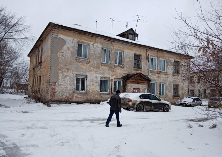    Другой ветхий дом по ул. Школьная 16.подлежащий сносу, был построен в 1966 году