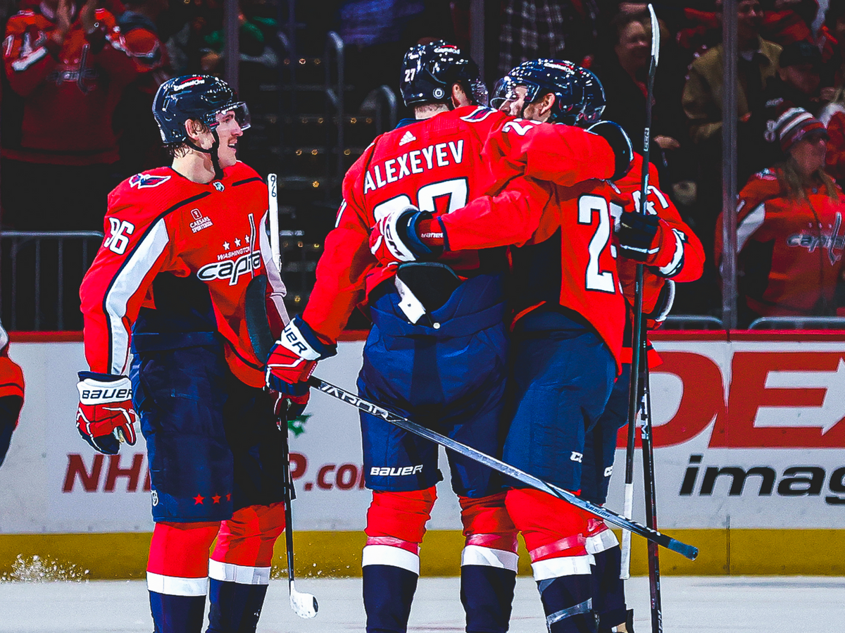    Хоккеист "Вашингтон Кэпиталз" Александр Алексеев празднует гол© Фото : nhl.com/capitals