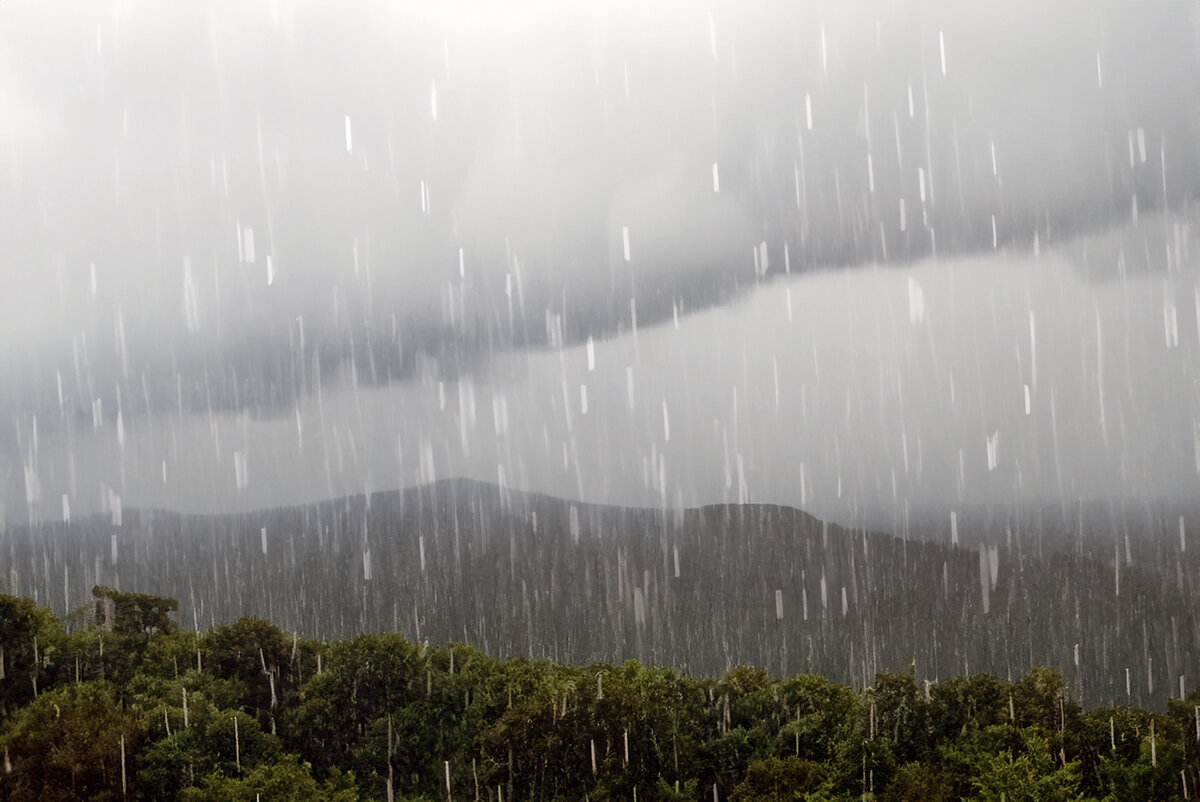 Дождливые пейзажи могут быть особенно впечатляющими, так как дождь придаст им особое настроение и эмоциональность
